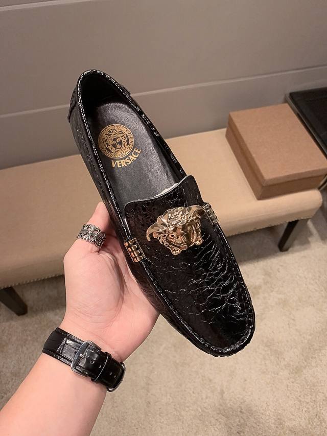 品牌范思哲,官方旗舰店新款 永不掉色全牛里 顶级代购,专柜发售,男士的最爱 鞋面采用意大利进口原版性感金色头像搭配头层牛皮,全进口头层不掉色牛皮里,鞋底原厂特供 品牌范思哲,官方旗舰店新款 永不掉色全牛里 顶级代购,专柜发售,男士的最爱 鞋面采用意大利进口原版性感金色头像搭配头层牛皮,全进口头层不掉色牛皮里,鞋底原厂特供