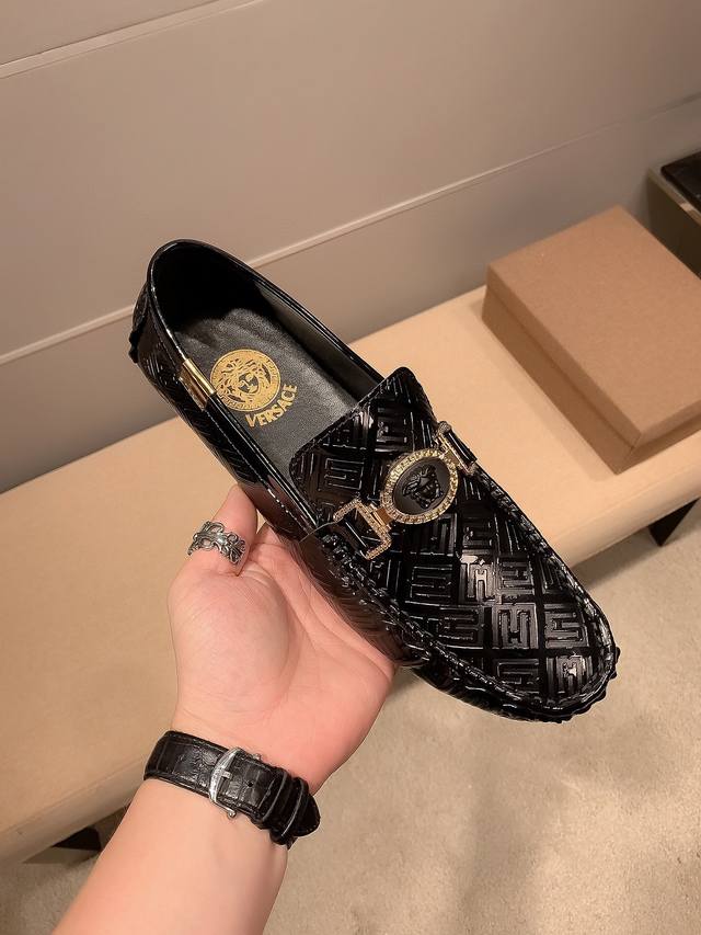 品牌范思哲,鞋面头层意大利原版牛皮+性感美杜莎头像,男士最爱,舒适透气牛里,原版进口耐磨橡胶底,官网出品,男士心备佳品,穿着舒适。精致大方,无论是专心致志地工作 品牌范思哲,鞋面头层意大利原版牛皮+性感美杜莎头像,男士最爱,舒适透气牛里,原版进口耐磨橡胶底,官网出品,男士心备佳品,穿着舒适。精致大方,无论是专心致志地工作