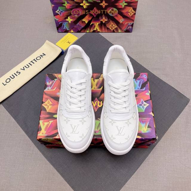 Ouis *Uitto* 低帮运动鞋，精选进口软面小牛皮拼接经典Pvc老花帆布，鞋舌的彩色渐变Logo装饰，搭配路易经典标识压纹和外底绽放的 Monogram