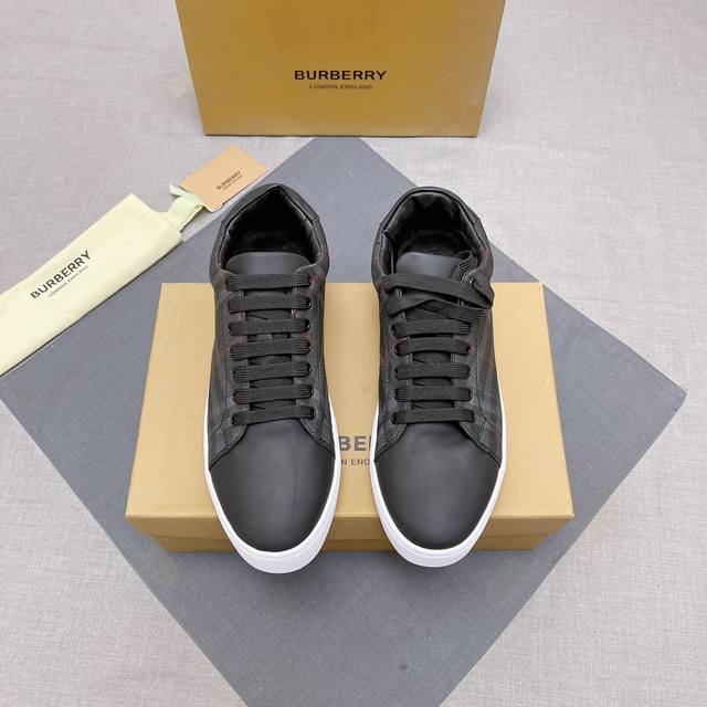B家经典格纹男士低帮休闲鞋，今年真是逆袭了！明星网红都已经穿了，1:1定制对版格纹布料，真皮内里，做工特别精细，版型对比专柜正品！38 45 编号068 DDD
