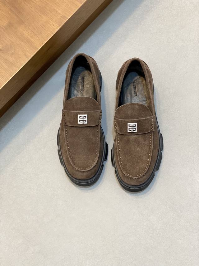 Givenchy Show 男士休闲鞋 DDD 牛皮开边珠效果漆面皮革短靴 DDD Show系列 DDD 舒适加衬鞋口 DDD 金色饰面金属钩眼扣 DDD 鞋舌 Givenchy Show 男士休闲鞋 DDD 牛皮开边珠效果漆面皮革短靴 DDD Show系列 DDD 舒适加衬鞋口 DDD 金色饰面金属钩眼扣 DDD 鞋舌