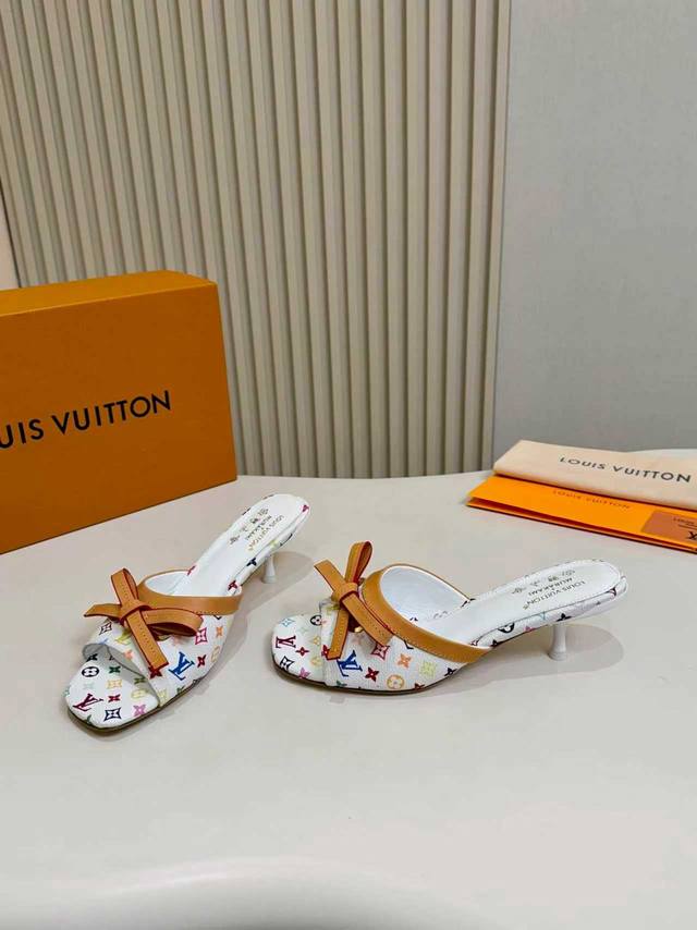 Lv 路易威登5.5Cm神级拖鞋｜穿上即是气场巅峰 DDD 经典老花 × 真皮油边蝴蝶结 DDD 细腻碰撞 高级感拉满 DDD 真皮底融合顶级调楦工艺 DDD