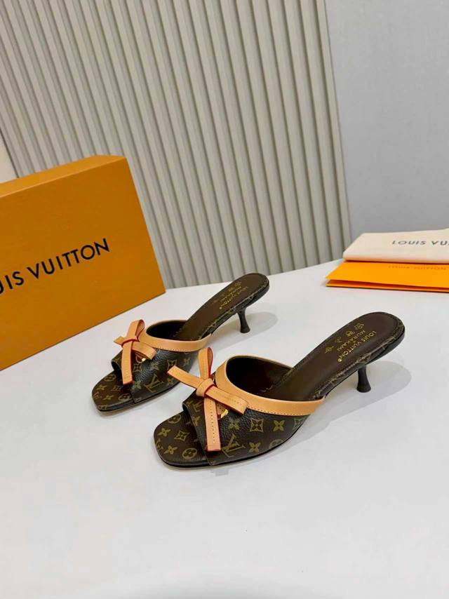 Lv 路易威登5.5Cm神级拖鞋｜穿上即是气场巅峰 DDD 经典老花 × 真皮油边蝴蝶结 DDD 细腻碰撞 高级感拉满 DDD 真皮底融合顶级调楦工艺 DDD