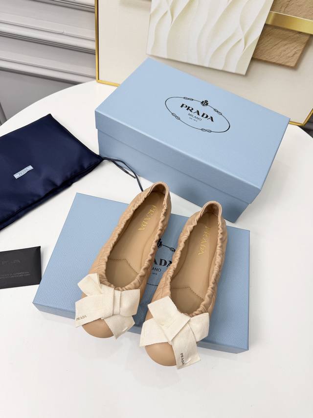 工厂P价P： DDD Prada*普拉达26新款一脚蹬懒人单鞋 DDD 官方春夏季新款，时髦百搭 即可咸又可甜 一点也不磨脚 无论光脚穿还是搭配袜子穿都超级减龄