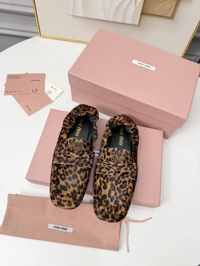 工厂P价P： DDD Miumi／缪缪26新款一脚蹬懒人单鞋 DDD 官方春夏季新款，时髦百搭 即可咸又可甜 一点也不磨脚 无论光脚穿还是搭配袜子穿都超级减龄