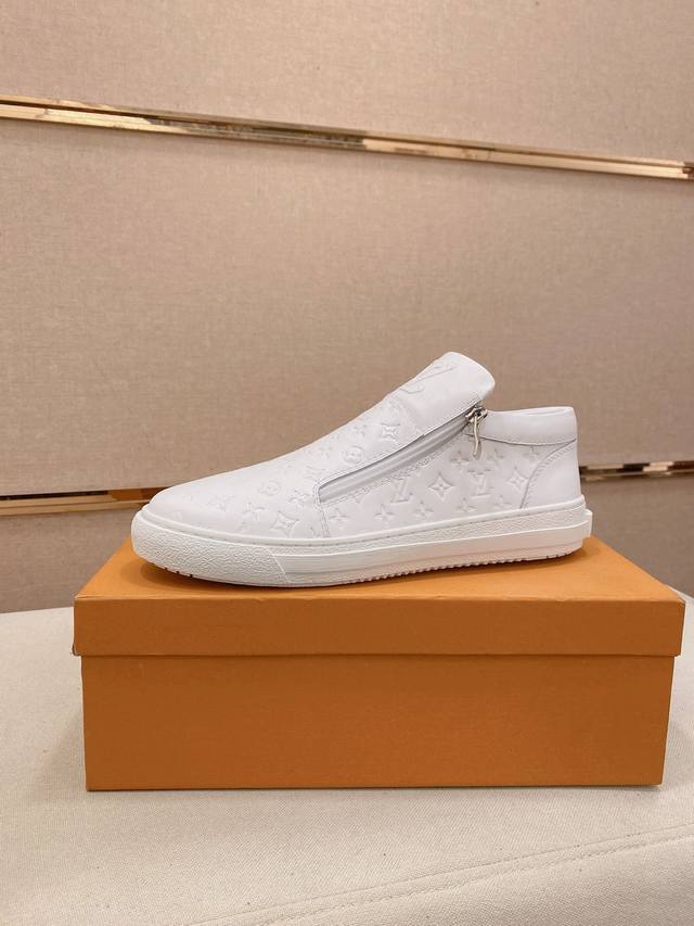 工厂P价 Lv~路易威登潮流 新款出货 最新搭配 官网同款 超高品质 当季热卖 精选头层牛皮 舒适绵羊皮内里 原版套楦 上脚舒适 耐磨橡胶大底 鞋码38到44。