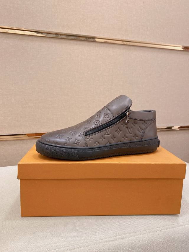 工厂P价 Lv~路易威登潮流 新款出货 最新搭配 官网同款 超高品质 当季热卖 精选头层牛皮 舒适绵羊皮内里 原版套楦 上脚舒适 耐磨橡胶大底 鞋码38到44。