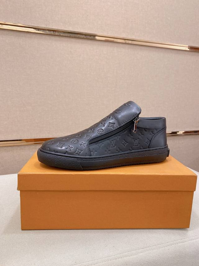 工厂P价 Lv~路易威登潮流 新款出货 最新搭配 官网同款 超高品质 当季热卖 精选头层牛皮 舒适绵羊皮内里 原版套楦 上脚舒适 耐磨橡胶大底 鞋码38到44。