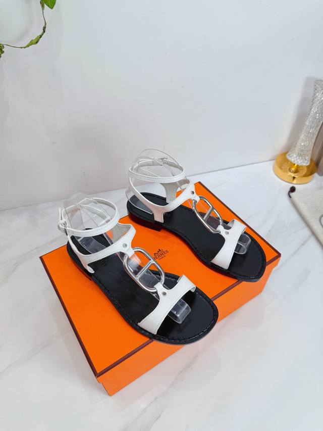 出厂 DDD Herms 爱马仕 DDD 顶级版本 原版1：1开发今年H家短靴出得少 但是每出一款都是经典 这款也不例外 搭配修长的楦形 给人很不一样的感觉！走