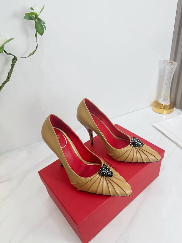 出厂 DDD Valentino 华伦天奴 2026Ss早春新品 DDD DDD Valentino Garavani 的经典“Roman Stud”系列以全新