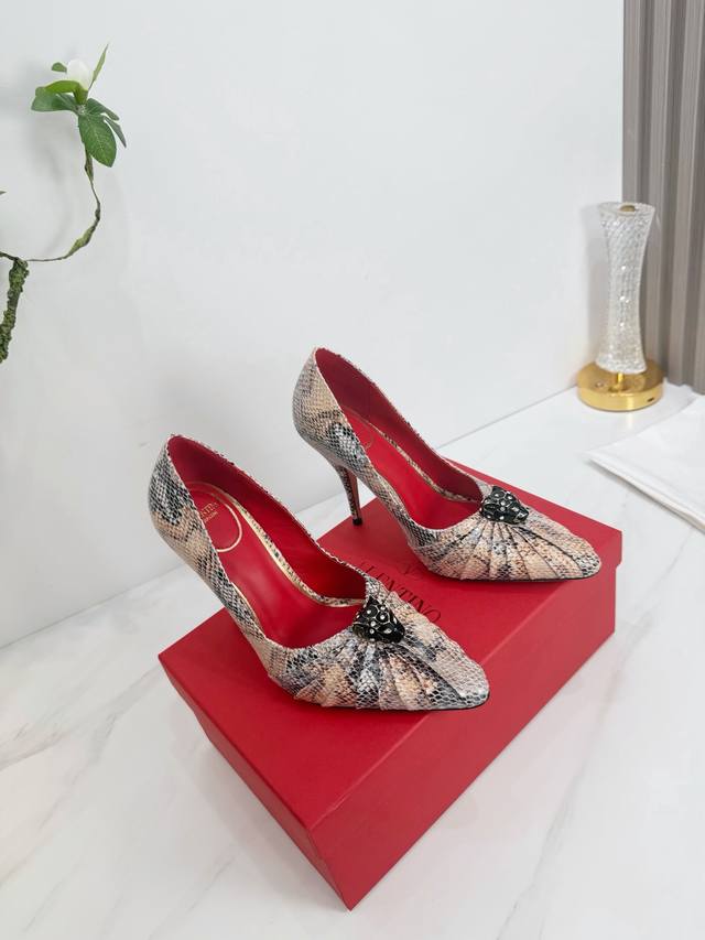 出厂 DDD Valentino 华伦天奴 2026Ss早春新品 DDD DDD Valentino Garavani 的经典“Roman Stud”系列以全新