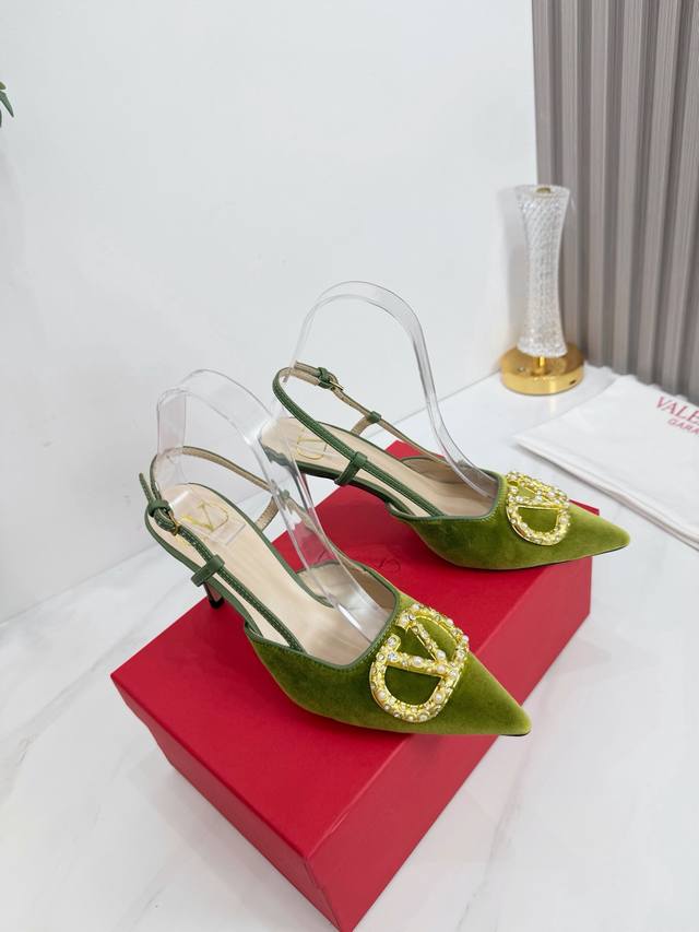 出厂 DDD Valentino 华伦天奴 2026Ss早春新品 DDD DDD Valentino Garavani 的经典“Roman Stud”系列以全新