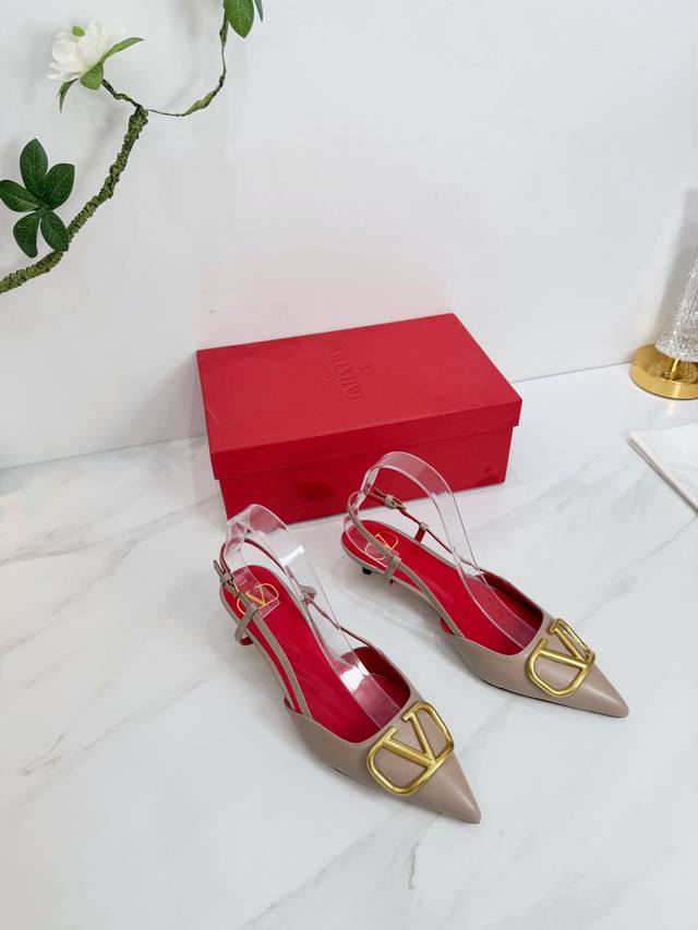 出厂 DDD Valentino 华伦天奴 2026Ss早春新品 DDD DDD Valentino Garavani 的经典“Roman Stud”系列以全新