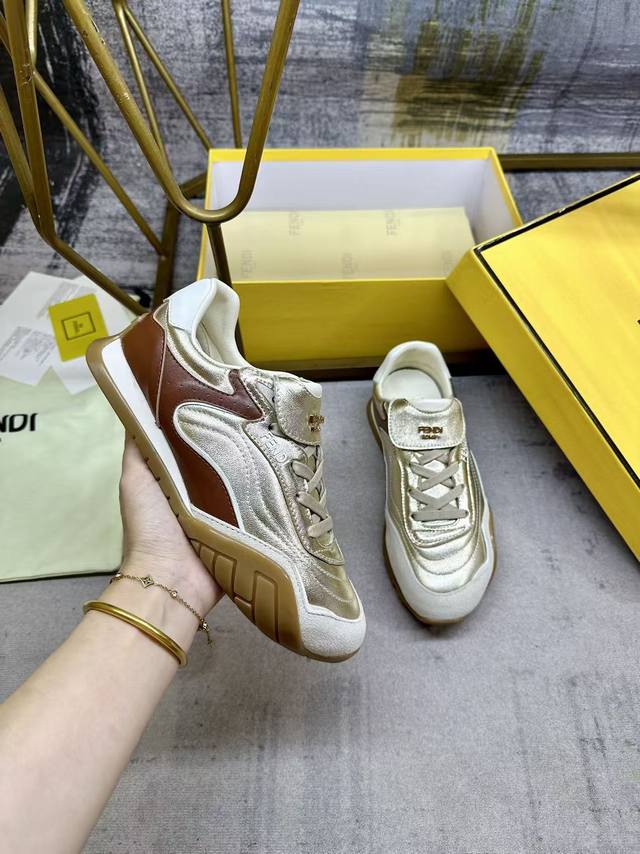 工厂P价 女装女鞋 运动原单 Fendi Wave Pulse系带低帮运动鞋。绒面革和软金色羊皮材质，棕色羊皮细节。翻折鞋舌。杏色混色管状系带。侧面饰有三维橡胶