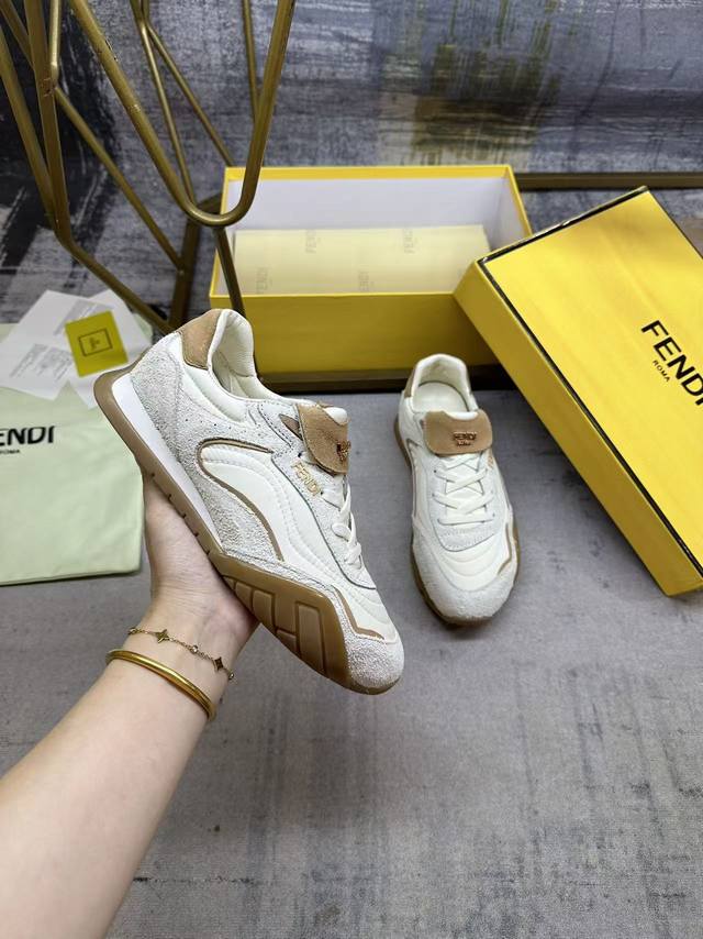 工厂P价 女装女鞋 运动原单 Fendi Wave Pulse系带低帮运动鞋。绒面革和高科技布料材质。米色卡瓦利诺绒面皮嵌饰，翻折鞋舌。乳白色混色管状系带。侧面