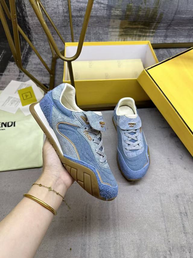 工厂P价 女装女鞋 运动原单 Fendi Wave Pulse系带低帮运动鞋。浅蓝色绒面革和牛仔面料材质，饰有同色系绒面革效果印花细节。相同材质的嵌饰和翻折鞋舌