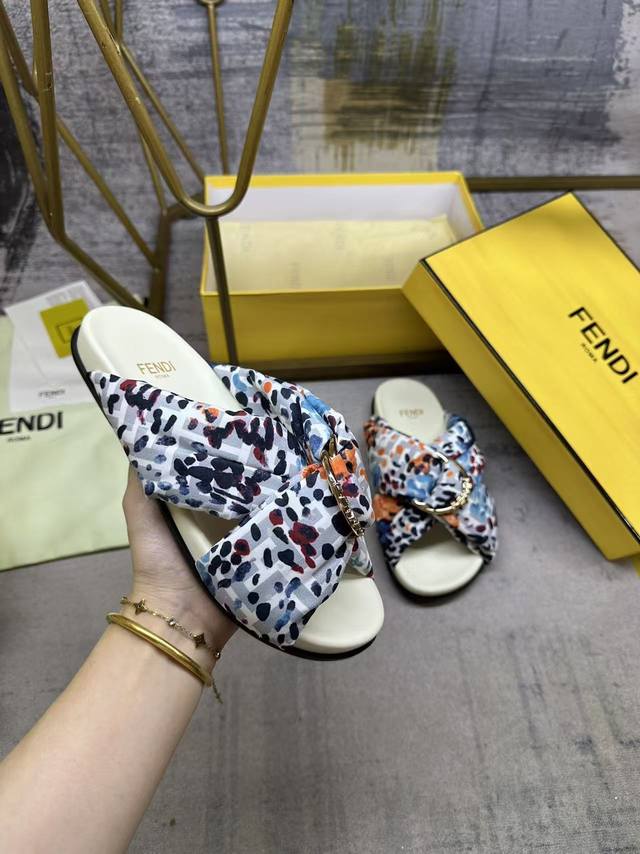工厂P价 女装女鞋 运动原单 Fendi最新垫料双带平底凉拖鞋，带三维Fendi字样金色装饰性D环搭扣，缎面材质饰有标志性Ff图案+豹纹。35-45码 DDD