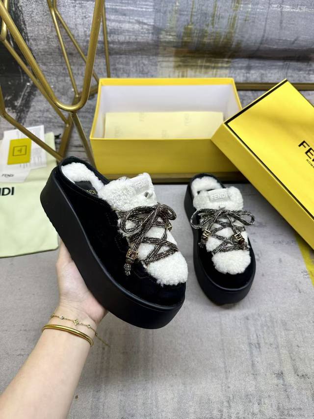 工厂P价 女装女鞋 运动原单滑雪后休闲圆头平底鞋。黑色绒面革材质，白色羊卷毛鞋面和内底。拼色编织登山风格鞋带，饰有圆形树脂效果金色金属Ff珠饰。厚实同色系橡胶鞋