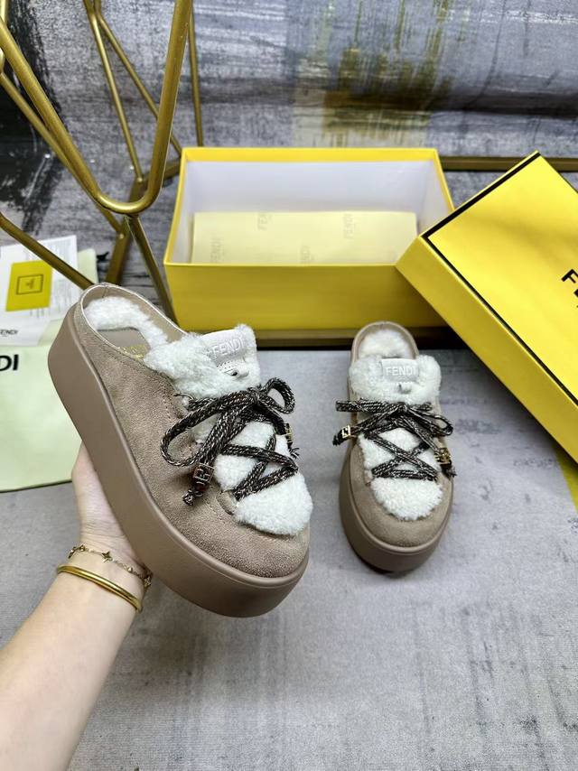 工厂P价 女装女鞋 运动原单滑雪后休闲圆头平底鞋。浅卡其色绒面革材质，白色羊卷毛鞋面和内底。拼色编织登山风格鞋带，饰有圆形树脂效果金色金属Ff珠饰。厚实同色系橡