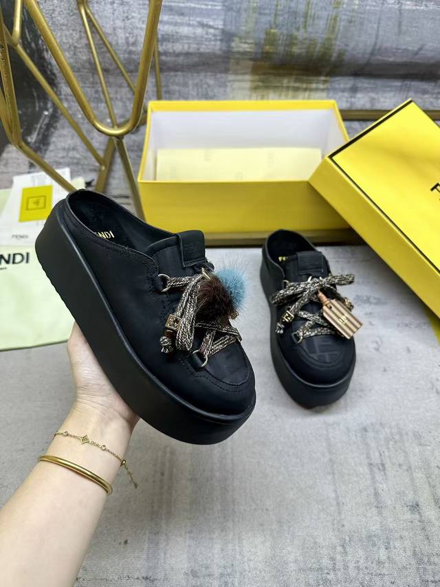 工厂P价 女装女鞋 运动原单滑雪后休闲圆头平底鞋。黑色防水绒面皮革材质，鞋面饰有同色系凸纹Ff图案。鞋舌上饰有金属环挂饰：右鞋上饰有带貂皮绒球和金色金属Ff图案