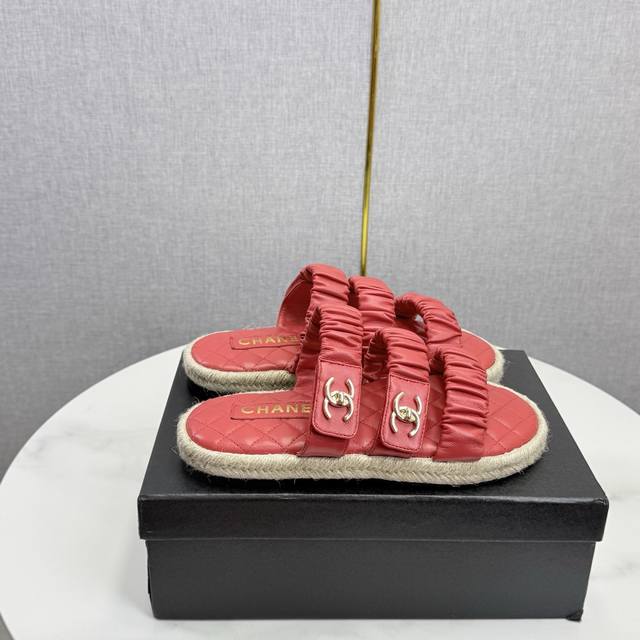 Chanel小香经典懒人凉拖鞋 DDD 专柜断货王 ，个性自然皱沙滩度假拖鞋 DDD 每年都会入手的香奈儿万能百搭神器 DDD 鞋面；原版订制进口羊皮 质感好，