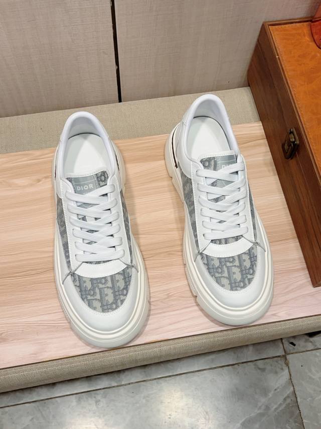 新款: 厂价 迪奥Dior* 最新爆款休闲鞋，顶端品牌 奢侈～代购，顶级～质量。 鞋面選用进口透气牛皮搭配布材质透气羊皮垫脚 精细做工。原版个性时尚柔软橡膠耐磨