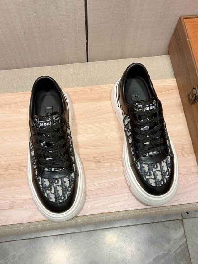 新款: 厂价 迪奥Dior* 最新爆款休闲鞋，顶端品牌 奢侈～代购，顶级～质量。 鞋面選用进口透气牛皮搭配布材质透气羊皮垫脚 精细做工。原版个性时尚柔软橡膠耐磨