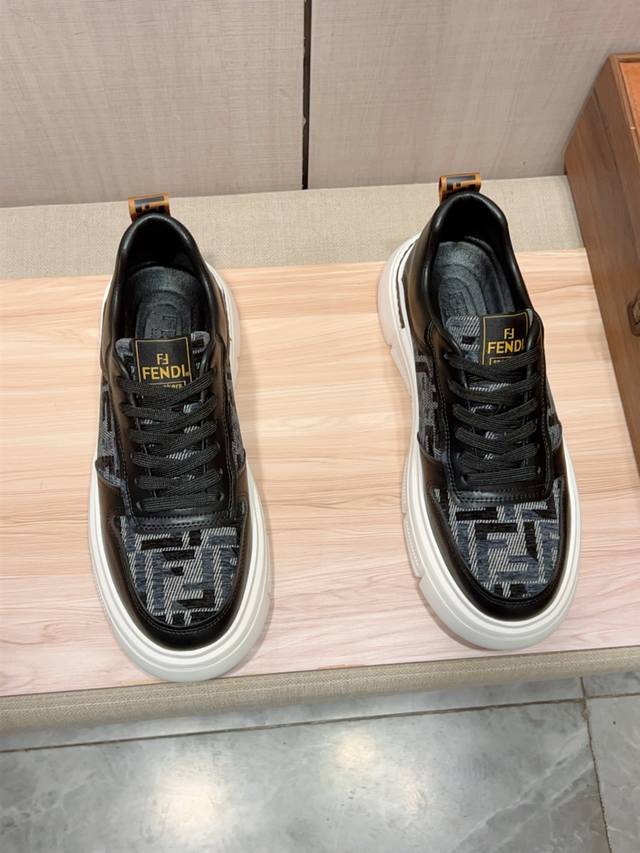 新款: 厂价 芬迪Fendi* 最新爆款休闲鞋，顶端品牌 奢侈～代购，顶级～质量。 鞋面選用进口透气牛皮搭配布材质透气羊皮垫脚 精细做工。原版个性时尚柔软橡膠耐