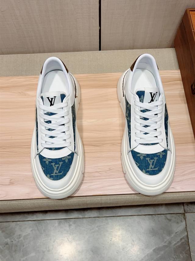 新款: 厂价 Lv* 最新爆款休闲鞋，顶端品牌 奢侈～代购，顶级～质量。 鞋面選用进口透气牛皮搭配布材质透气羊皮垫脚 精细做工。原版个性时尚柔软橡膠耐磨防滑大底