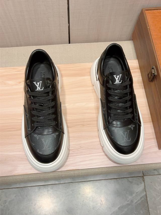 新款: 厂价 Lv* 最新爆款休闲鞋，顶端品牌 奢侈～代购，顶级～质量。 鞋面選用进口透气牛皮搭配布材质透气羊皮垫脚 精细做工。原版个性时尚柔软橡膠耐磨防滑大底