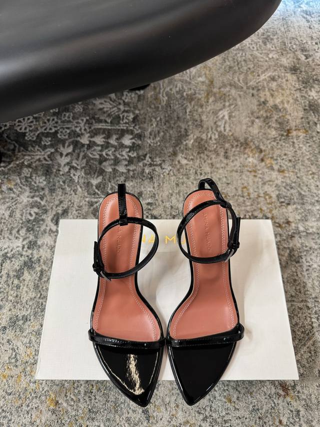 走秀时尚款， DDD ★面料 漆皮 DDD 内里 羊皮 DDD 鞋底 牛皮大底 原版注塑 DDD 优雅风格 创造不一样的感觉 DDD 跟高 9.5 Cm 专柜包