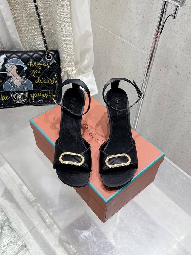 Loro Piana Lp 乐悠翩雅2025Ss春夏女巫复古高跟凉鞋！ DDD 原版开发，Lp意大利顶级奢侈品牌 低调奢华 设计都是一贯纯色系 简单、细节巧妙、