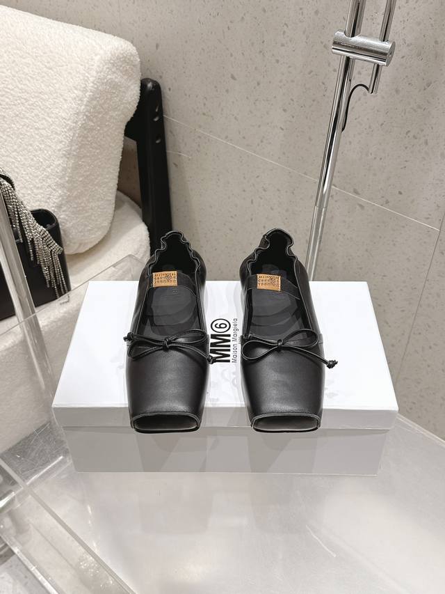 高版本：凉拖 单鞋 DDD Maisonmargiela｜Mm6马吉拉 DDD 方头蝴蝶结 凉拖 芭蕾舞鞋 DDD 当先锋解构主义邂逅夏日慵懒 DDD 这双鞋为