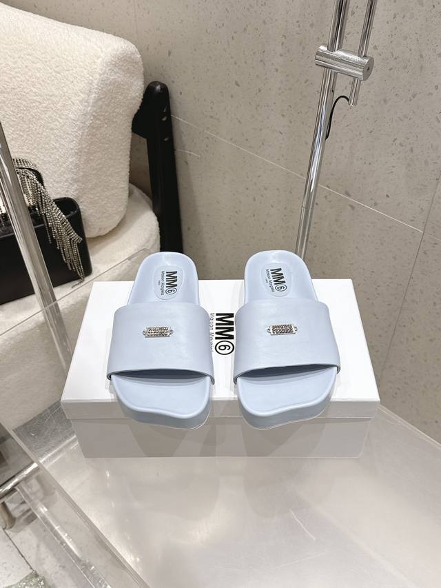 高版本出厂 DDD Maison Marginal Mm6马吉拉26夏日新款平底沙滩拖鞋 DDD 极简的设计风格 饰有品牌Logo字母设计 满满的夏日简约百搭风