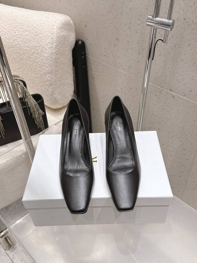 出厂 DDD The Row 2026春夏新品 Tr简约复古方头浅口小高跟单鞋 DDD DDD Tr作为这两年最受欢迎的设计师牌，设计简单、细节巧妙、清新脱俗！