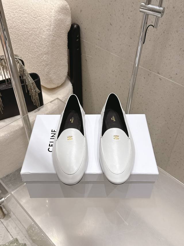 出厂 DDD Celine 思琳26春夏新款 凯旋门休闲圆头可踩跟两穿乐福鞋一脚蹬套穿平底单鞋 DDD 经典的平底乐福鞋版型，鞋头为圆润的椭圆型，鞋身线条简约流