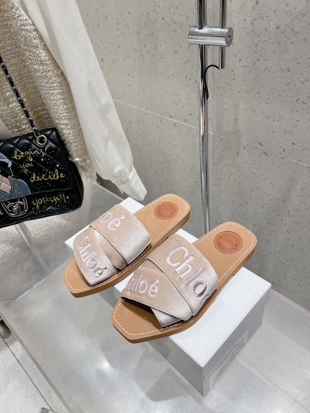 Chloe 克洛伊最新的交叉编织带罗马拖鞋 DDD 字母交叉带平底拖鞋,网红爆款,顶级休闲度假系列 大咖网红一致追求此款,更是断货一度难求 盛夏不可缺少的单品拖 Chloe 克洛伊最新的交叉编织带罗马拖鞋 DDD 字母交叉带平底拖鞋,网红爆款,顶级休闲度假系列 大咖网红一致追求此款,更是断货一度难求 盛夏不可缺少的单品拖