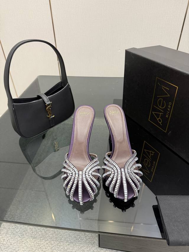 最高版出厂 DDD Alevi Milano亮钻装饰超高跟走秀凉鞋 DDD 一个享有盛誉的奢侈鞋品牌 DDD 由两位意大利本土女性共同创作 DDD 瓦伦蒂娜 米 最高版出厂 DDD Alevi Milano亮钻装饰超高跟走秀凉鞋 DDD 一个享有盛誉的奢侈鞋品牌 DDD 由两位意大利本土女性共同创作 DDD 瓦伦蒂娜 米