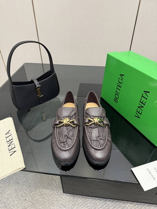 Bv 老钱风 褶皱皮 乐福鞋 真皮结绳扣件装饰 DDD Bottega Venet* DDD 咖啡色牛反绒麂皮 女士Astaire乐福 单鞋 DDD 原版一比一