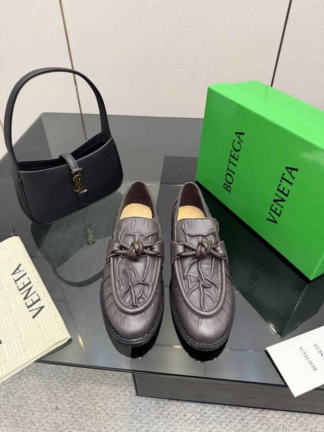 Bottega Venet*牛反绒麂皮 女士Astaire乐福 单鞋 DDD 牛反绒麂皮材质 DDD 当今流行的又一趋势 天花板啦 DDD 最全色百搭 DDD