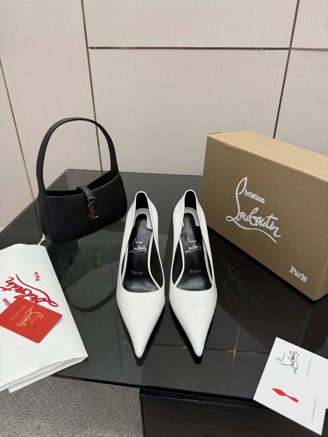 Christian Louboutin路铂廷高跟鞋，漆皮面料，红色鞋底，一字带设计显瘦。内里羊皮，意大利真皮大底，舒适好走。 DDD 码数35-42 40.41