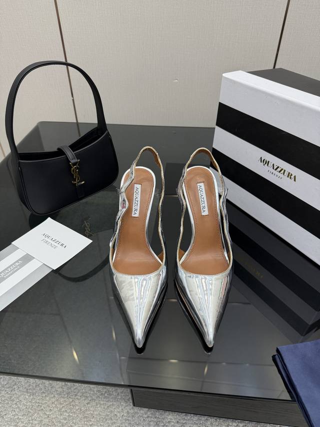 Aquazzura金菠萝2026 春夏新款Aquazzura 菠萝意大利、王室贵族的钟爱、雍容华贵、气质高雅、官柜级品质鞋采用重工艺制成，简单大方 女人味，适合