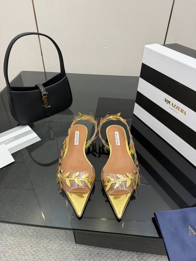 Aquazzura Zp 原版开模 新品凉鞋 DDD 采用原版定制原版开模施华洛奇水钻装饰扣，超闪 DDD 大底金色标志性菠萝微标赋予单品丰富的品牌内涵与奢华的