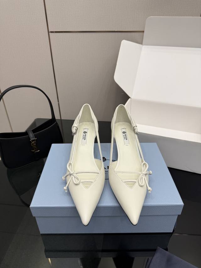 要飞机盒加10 DDD Prada 普拉达26Wf早春新品尖头 DDD 中空凉鞋高跟鞋 DDD 当亮橙色秀场的阳光穿透钢窗 DDD 这双走秀高跟鞋踏光而来 DD