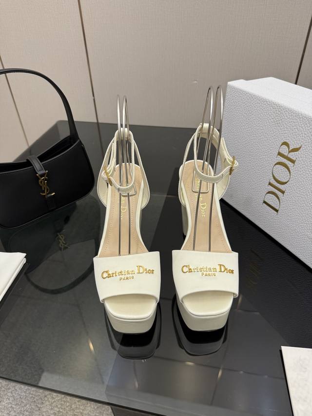 Dior 迪奥 25Ss 夏季高版本新款凉鞋. DDD 简约超级百搭. 上脚完美奢华可任意搭配春夏服饰. 脚感更是舒适！材质原版完美复刻. 原版拆解开模. DD