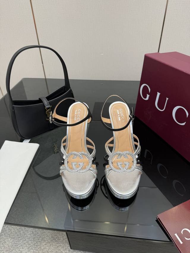 Gucci 古驰25Wf新品水钻防水台 DDD 高跟凉鞋 DDD 当复古徽章邂逅璀璨锋芒 DDD 这双凉鞋以标志性双G图腾为引 DDD 周身缀满手工镶嵌的切割水