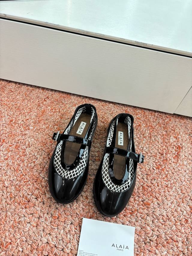 所见即所得G002代购级别原版购入法国一线奢侈品牌Alaia 阿莱亚新款两穿鱼网穆勒鞋包头凉鞋2026法式仙女芭蕾舞平底跳舞鞋，Alaia品牌源自其创始人，Az