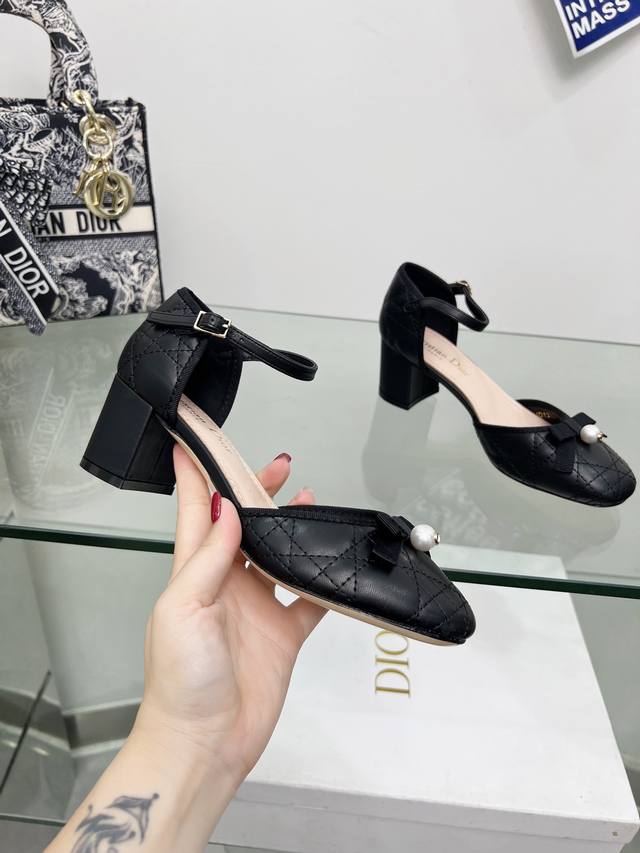 出厂 DDD 迪奥 Dior 春夏高定系列新款 Ballet 标志性电绣藤格纹低跟芭蕾舞女鞋 Cd字母Logo珍珠扣粗跟蝴蝶结凉鞋 DDD 材质：进口金属羊皮