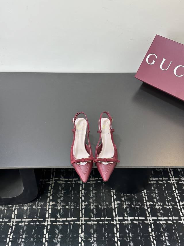 Roger Vivi* 26早春新品凉鞋 DDD Virgule钻扣高跟鞋后袢带凉拖 Rv必入款 她上脚也太美了吧 Rv新款小猫跟系列 绸缎面搭配精致方钻扣 超