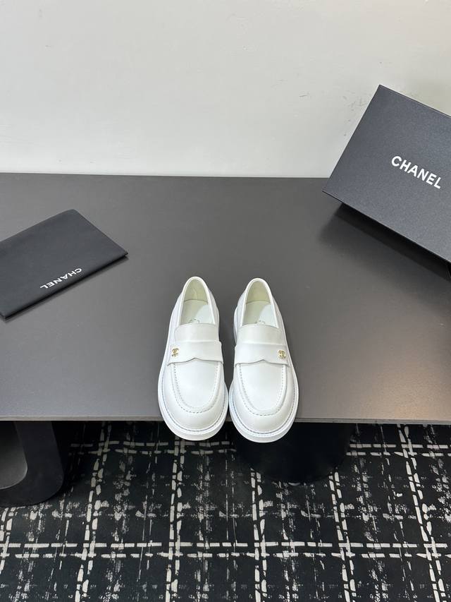 2025小香 本季秋冬季必备单品！！ DDD 香奈儿秋冬重工爆款 DDD 小红书力推款，怎么搭配都好看，时髦精必备，香奈儿女士钟爱简约又难以抗拒系搭配展现与众不